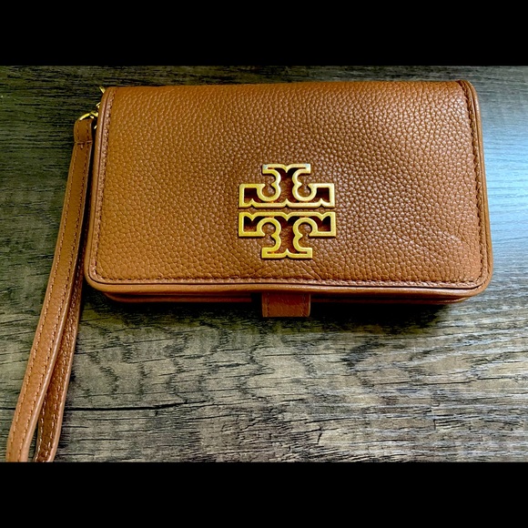 tory burch britten wristlet